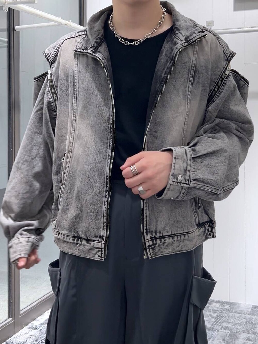 ブラック系のドレスシューズ、ブラック系のTシャツ/カットソー、グレー系のブルゾンを着用したメンズの夏コーディネートの6枚目の写真