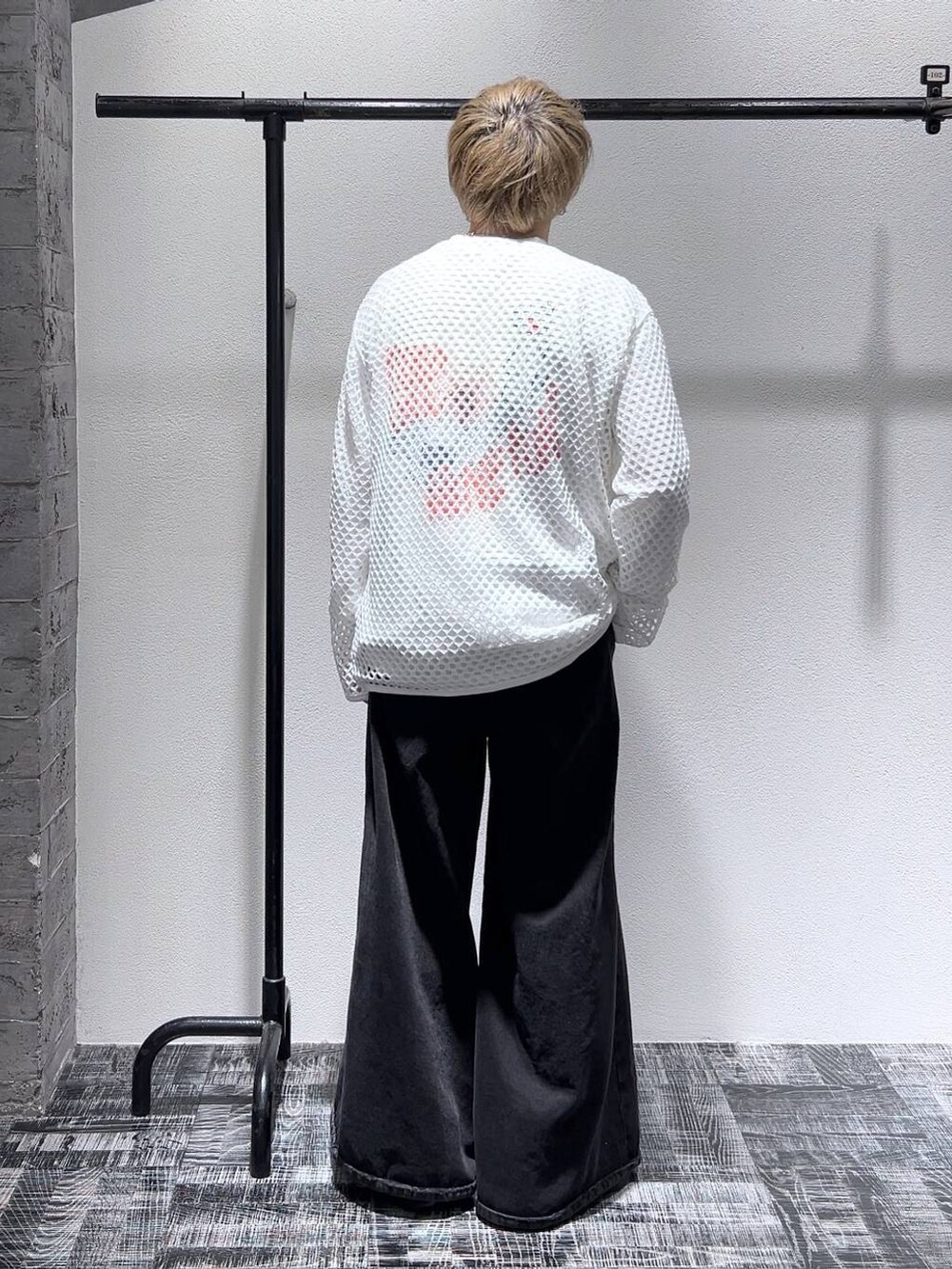 その他のTシャツ/カットソー、ホワイト系のTシャツ/カットソー、ブラック系のドレスシューズを着用したメンズの春コーディネートの3枚目の写真