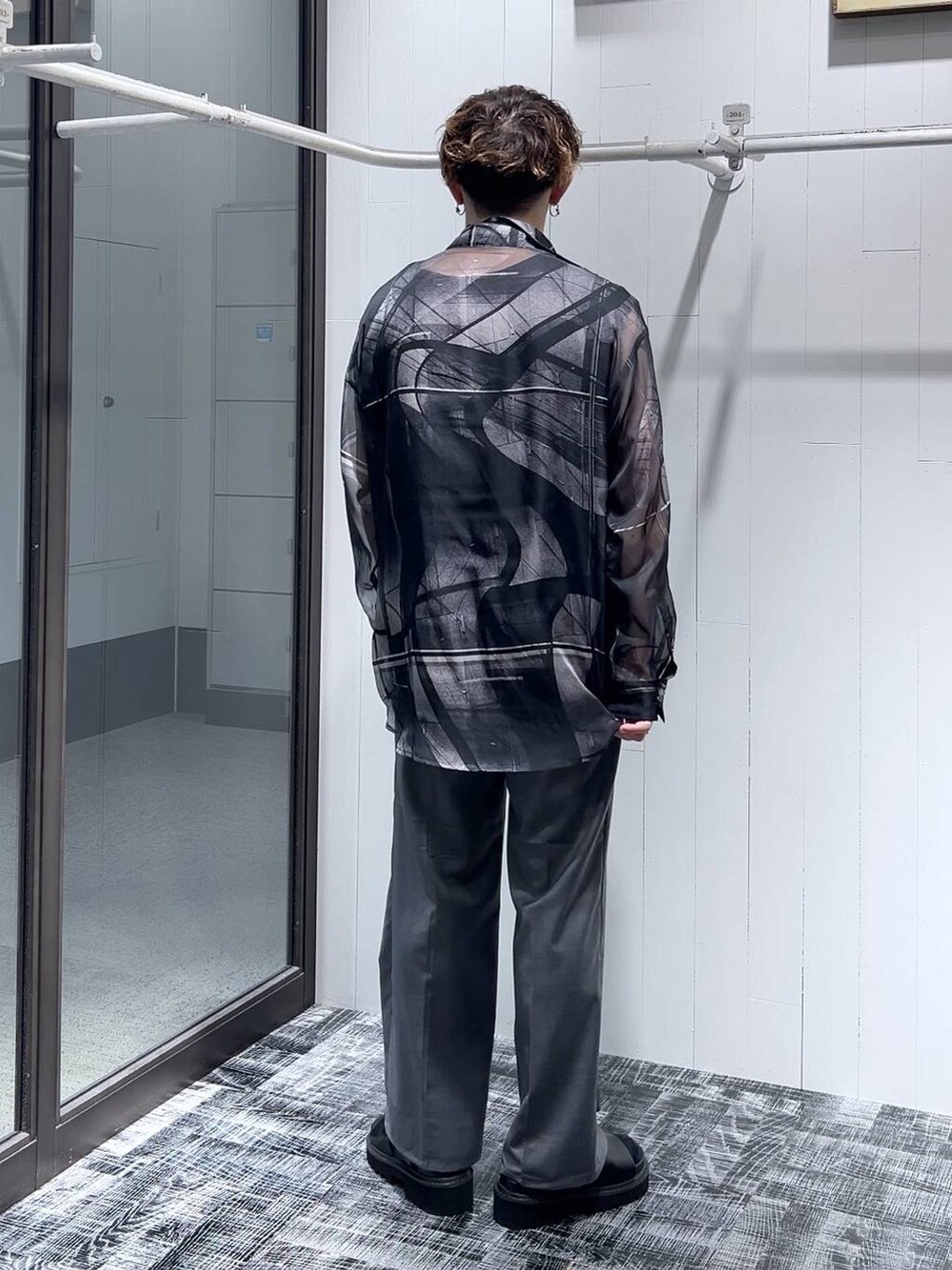 ブラック系のサンダル、ブラック系のシャツ/ブラウス、ブラック系のTシャツ/カットソーを着用したメンズの夏コーディネートの3枚目の写真