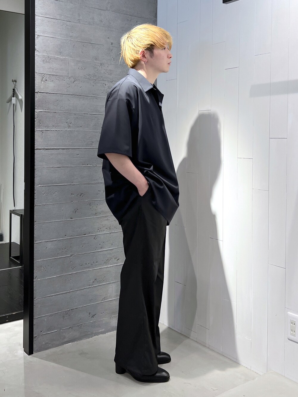ブラック系のシャツ/ブラウス、グリーン系のTシャツ/カットソー、ブラック系のその他パンツを着用したメンズの夏コーディネートの3枚目の写真