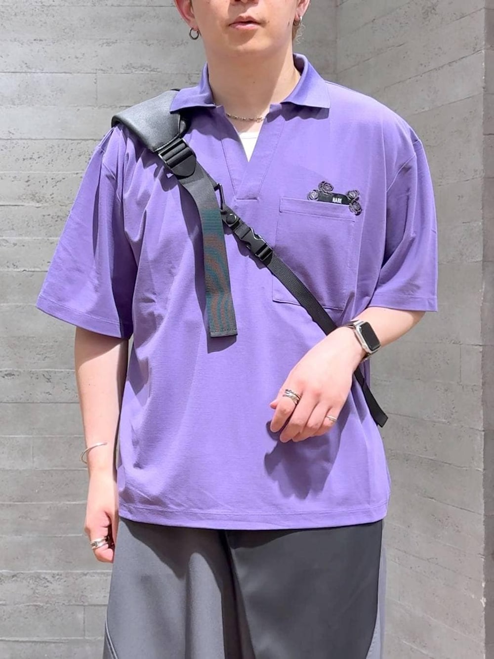 グレー系のスラックス、パープル系のTシャツ/カットソー、ブラック系のローファーを着用したメンズの夏コーディネートの5枚目の写真