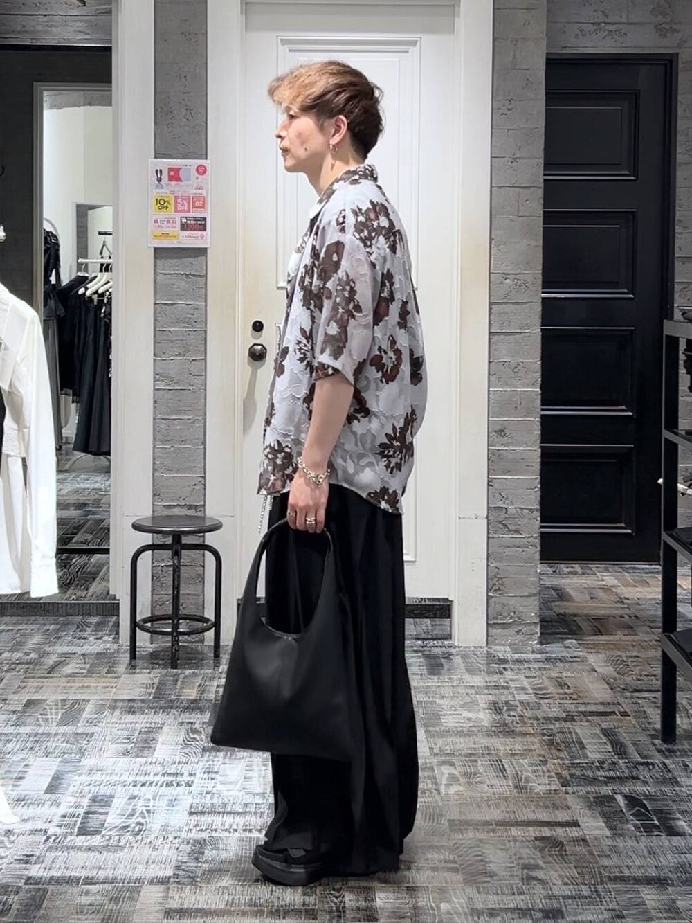 ブラック系のサンダル、ブラック系のその他パンツ、グレー系のシャツ/ブラウスを着用したメンズの夏コーディネートの3枚目の写真