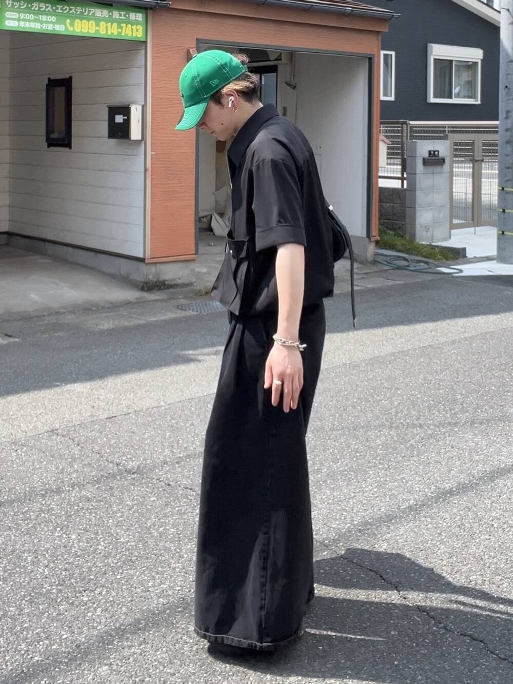 ブラック系のサンダル、グレー系のTシャツ/カットソー、ブラック系のデニムパンツを着用したメンズの夏コーディネートの4枚目の写真