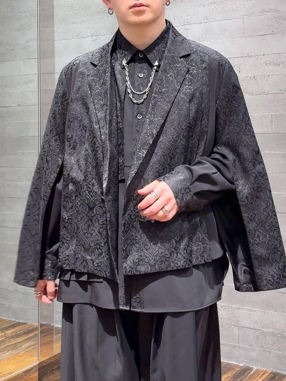 ブラック系のシャツ/ブラウス、ブラック系のその他パンツ、ブラック系のテーラードジャケットを着用したメンズの春コーディネートの5枚目の写真