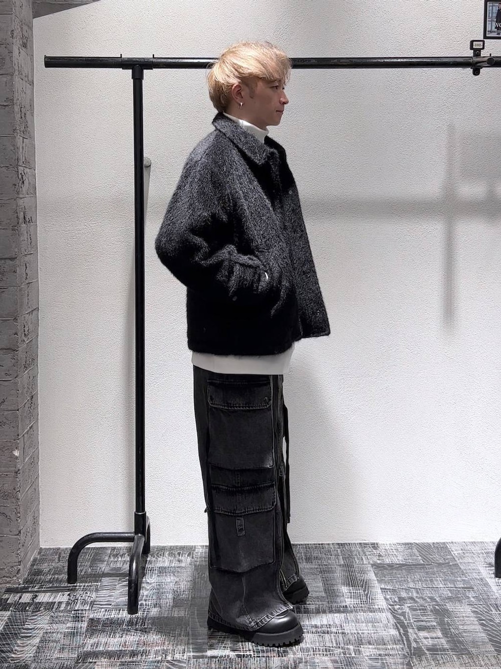 グレー系のカーゴパンツ、ブラック系のスニーカー、ブラック系のブルゾンを着用したメンズの秋コーディネートの3枚目の写真