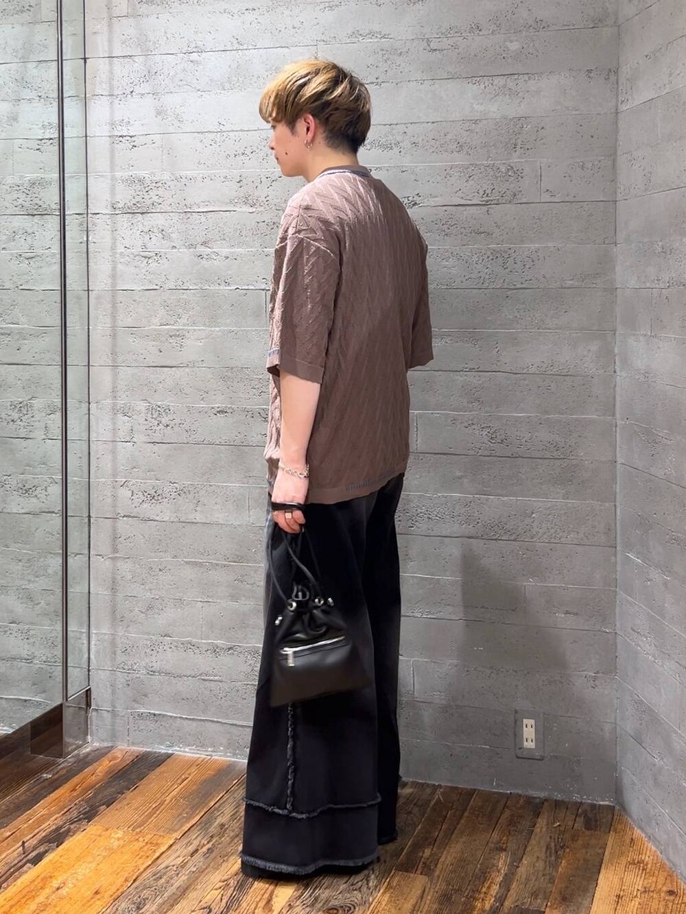 ブラック系のサンダル、ブラック系のデニムパンツ、ブラウン系のポロシャツを着用したメンズの夏コーディネートの4枚目の写真