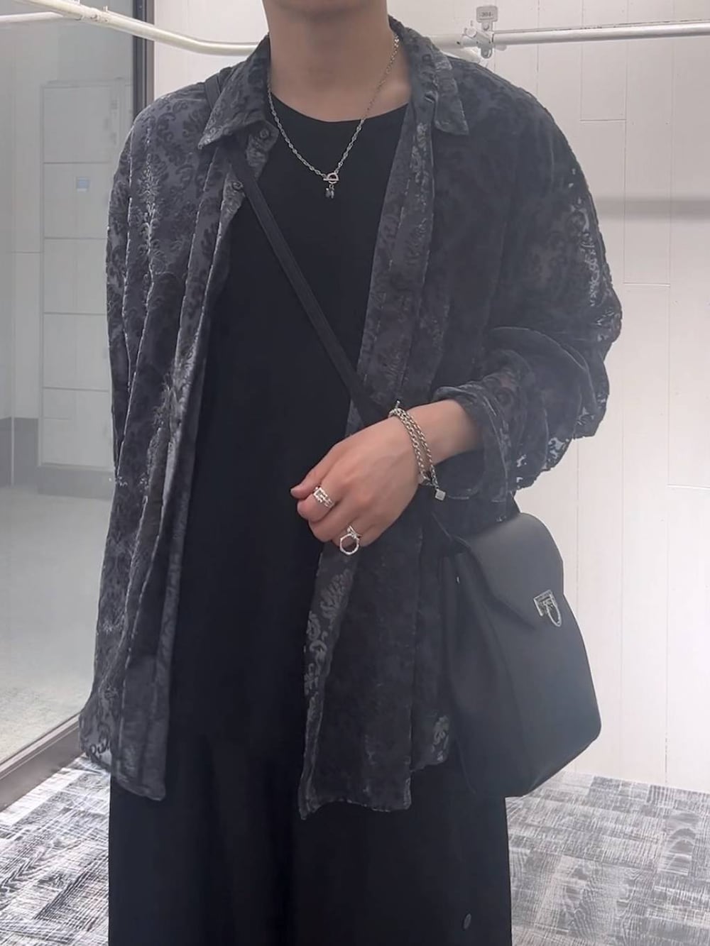 ブラック系のドレスシューズ、ブラック系のTシャツ/カットソー、ブラック系のショルダーバッグを着用したメンズの夏コーディネートの4枚目の写真