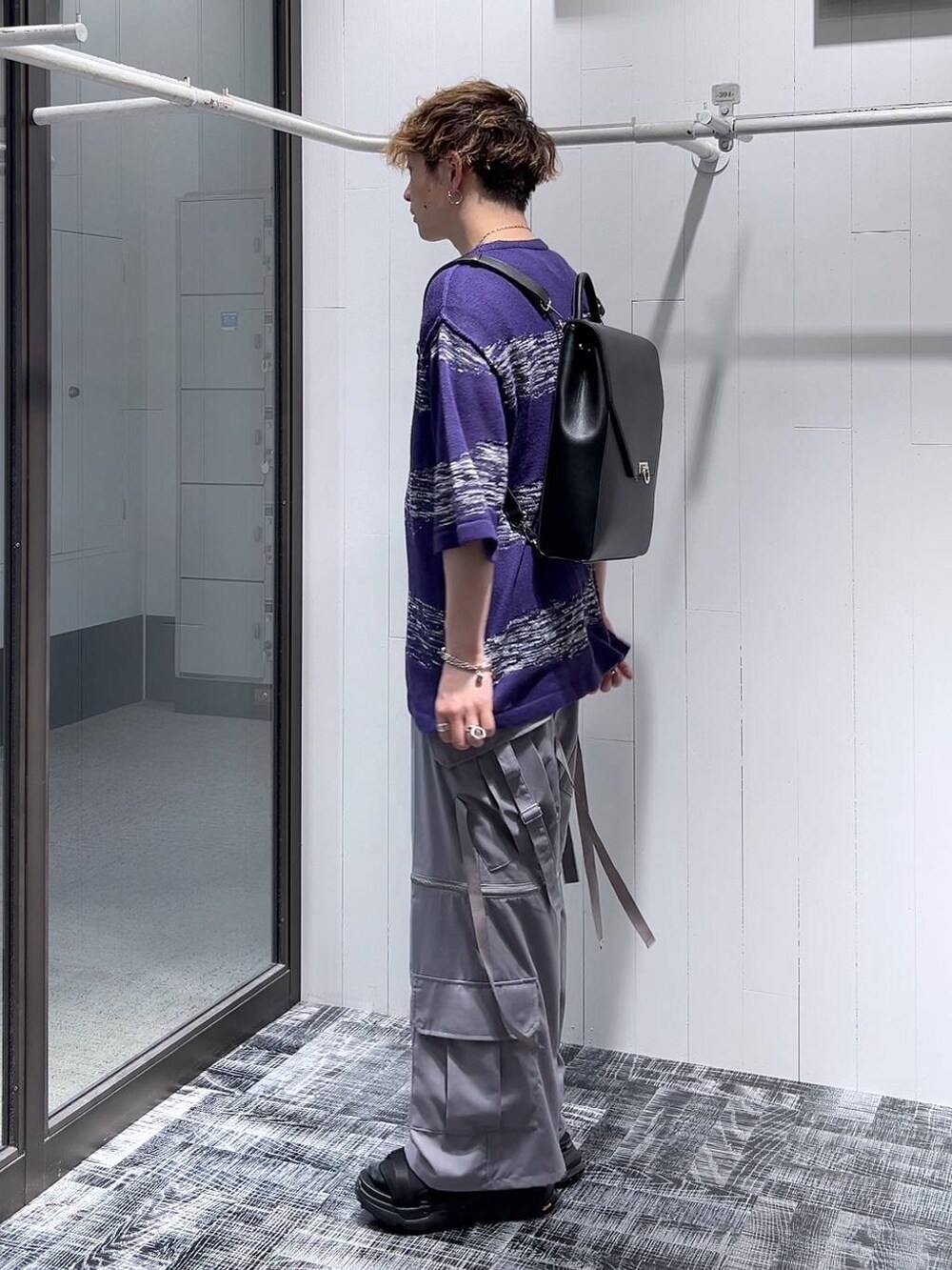 ブラック系のサンダル、グレー系のカーゴパンツ、ブラック系のショルダーバッグを着用したメンズの夏コーディネートの2枚目の写真