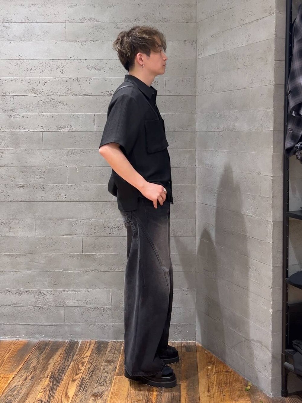 「低身長、きれいめ、モード、オーバーサイズ、HARE、デニムパンツ、シャツ、ベーシック/シンプル、夏コーデ」|「HAREの100625ステンレスブレスレット(HARE)(ブレスレット、シルバー系)」を使った、HARE もりたいさん(メンズ・168cm)の夏コーディネートの2枚目の写真