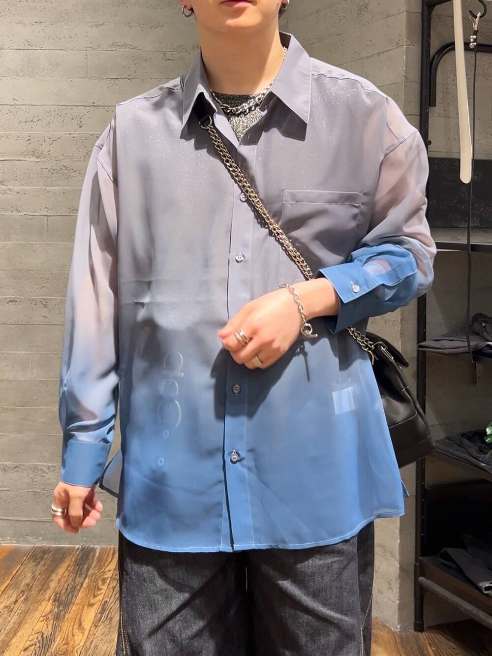 ブラック系のショルダーバッグ、ブルー系のデニムパンツ、ブラック系のサンダルを着用したメンズの春コーディネートの5枚目の写真