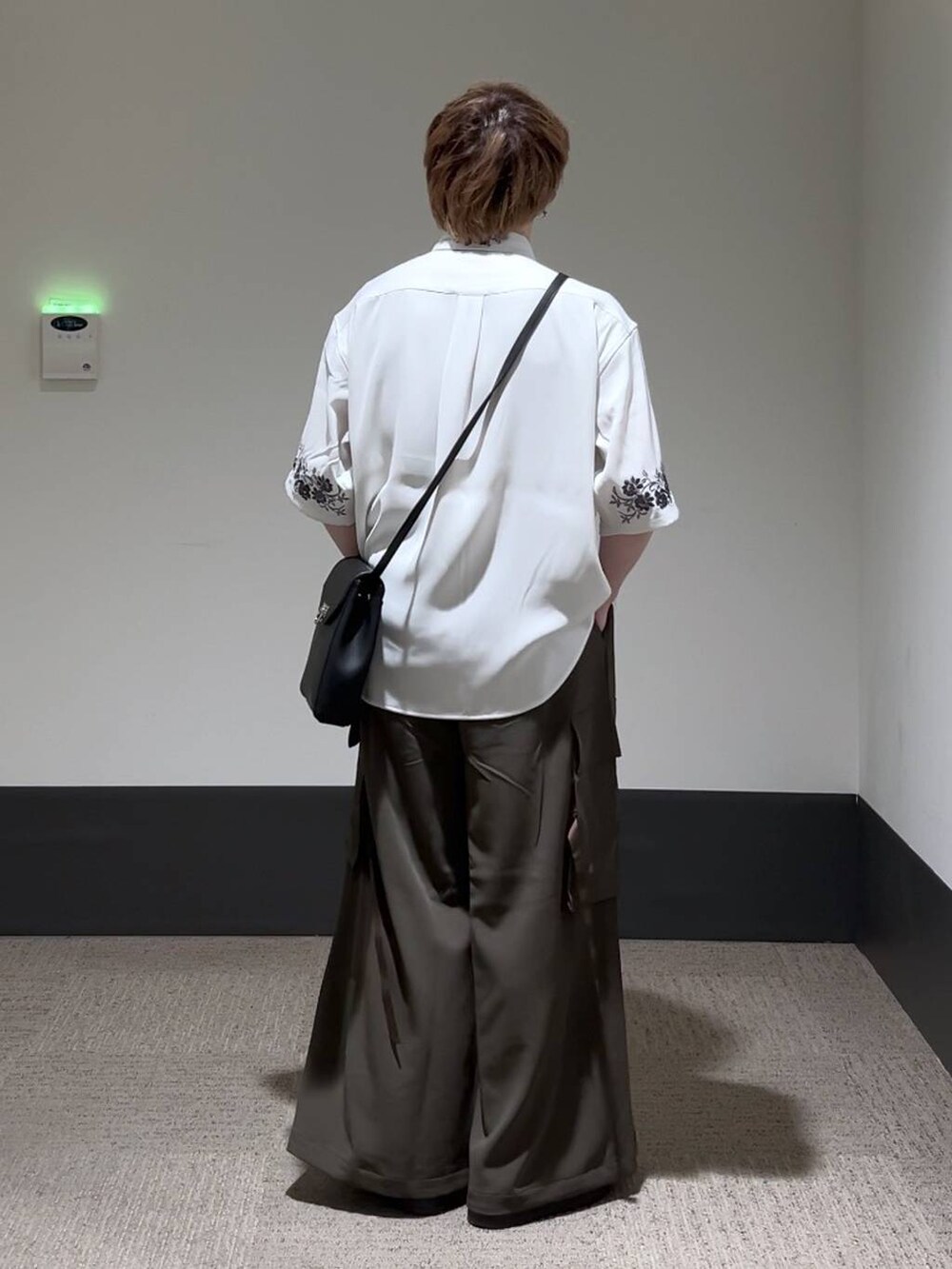 「きれいめ、オーバーサイズ、HARE、低身長、ワイドパンツ、シャツ、カジュアル、モテ、夏コーデ」｜「HAREの【SET UP対応】TOROMIシシュウシャツSS(HARE)（シャツ/ブラウス、ホワイト系）」を使った、HARE     もりたいさん（メンズ・168cm）の春コーディネートの3枚目の写真