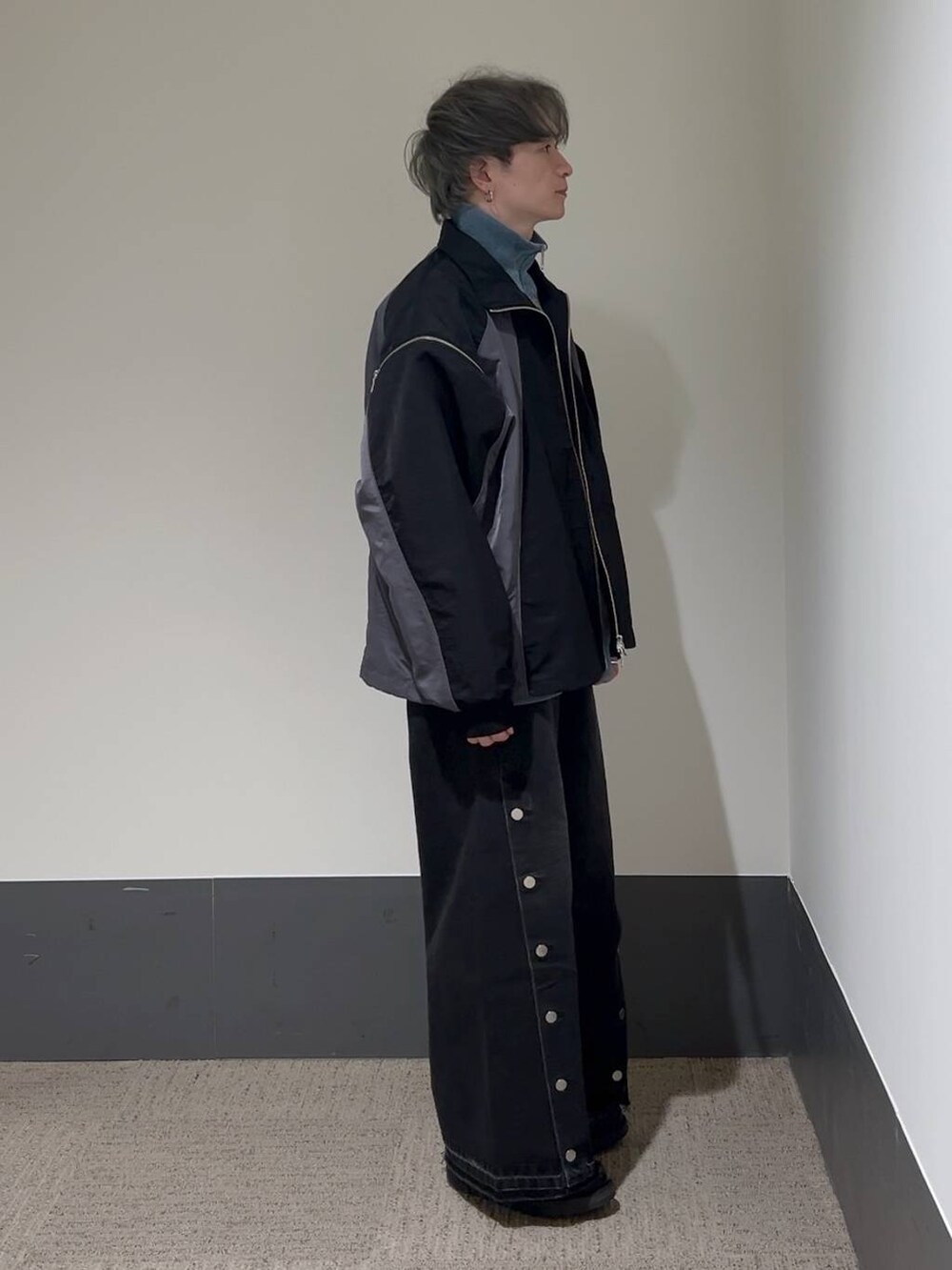 ブラック系のドレスシューズ、ブラック系のデニムパンツ、ブルー系のニット/セーターを着用したメンズの冬コーディネートの3枚目の写真