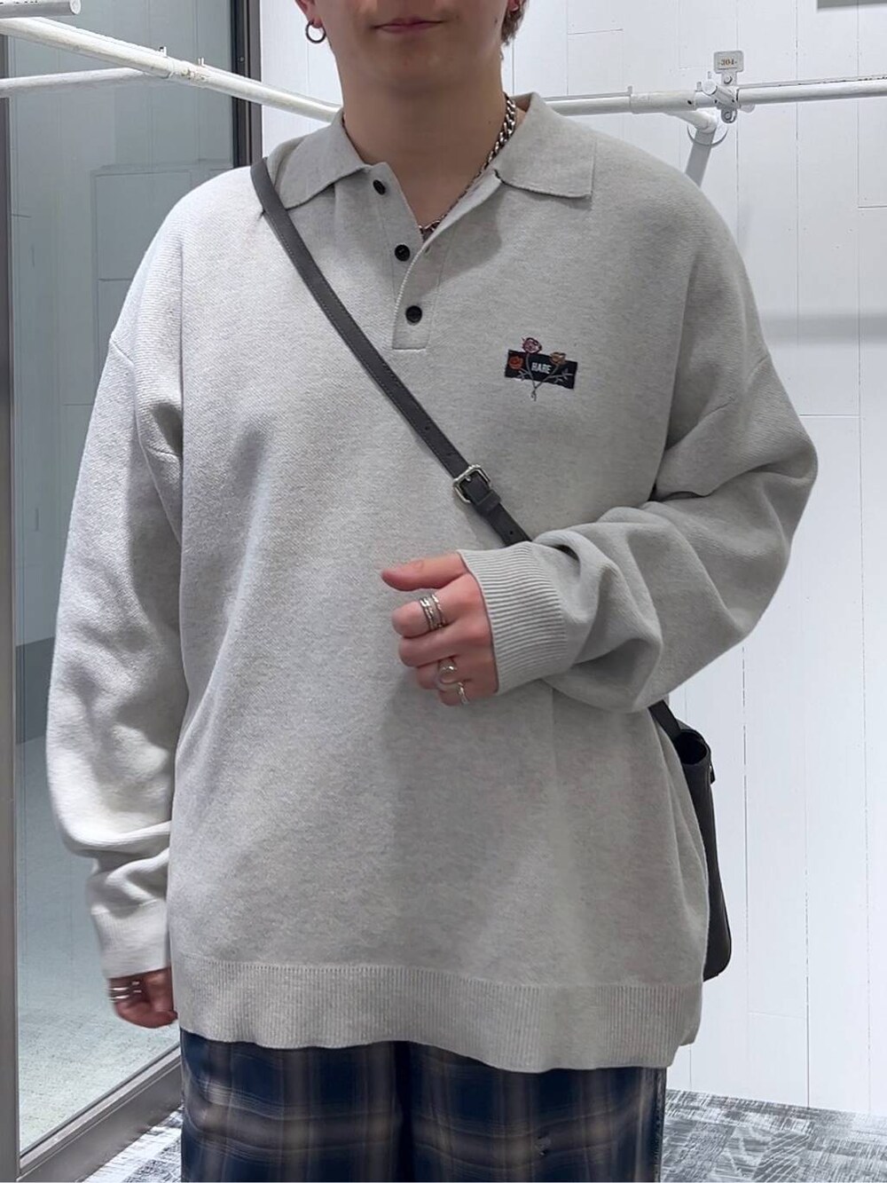 ブルー系のその他パンツ、ブラック系のドレスシューズ、グレー系のショルダーバッグを着用したメンズの冬コーディネートの5枚目の写真