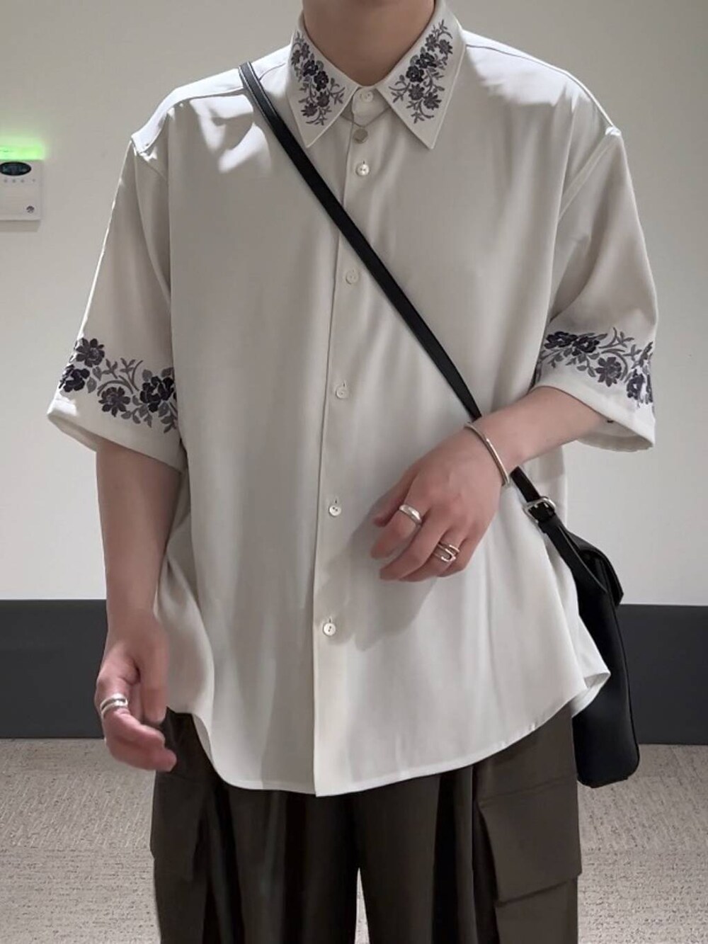 「きれいめ、オーバーサイズ、HARE、低身長、ワイドパンツ、シャツ、カジュアル、モテ、夏コーデ」｜「HAREの【SET UP対応】TOROMIシシュウシャツSS(HARE)（シャツ/ブラウス、ホワイト系）」を使った、HARE     もりたいさん（メンズ・168cm）の春コーディネートの4枚目の写真