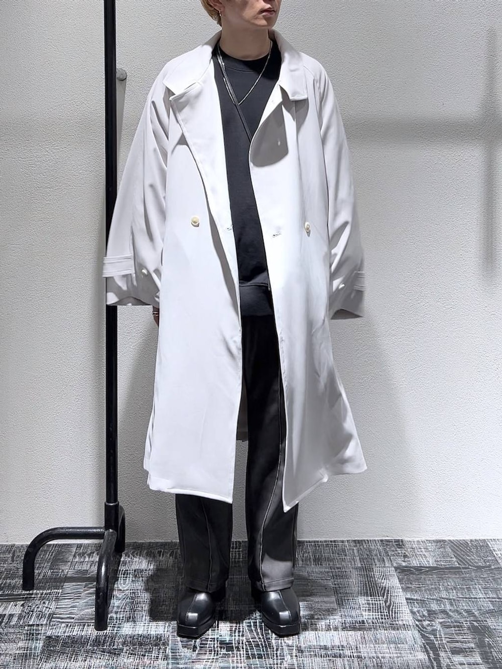 ブラック系のブーツ、ブラック系のスウェット、ブラック系のショルダーバッグを着用したメンズの冬コーディネートの2枚目の写真