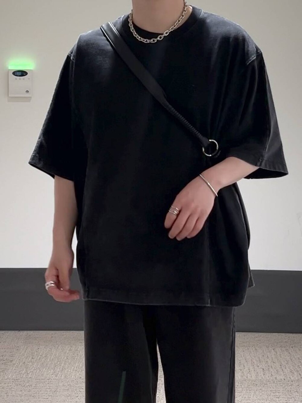 「低身長、きれいめ、オーバーサイズ、HARE、デニムパンツ、ワイドパンツ、Tシャツ、夏コーデ、カジュアル」｜「HAREのステンレスチェーンネックレス(HARE)（ネックレス、シルバー系）」を使った、HARE     もりたいさん（メンズ・168cm）の夏コーディネートの4枚目の写真