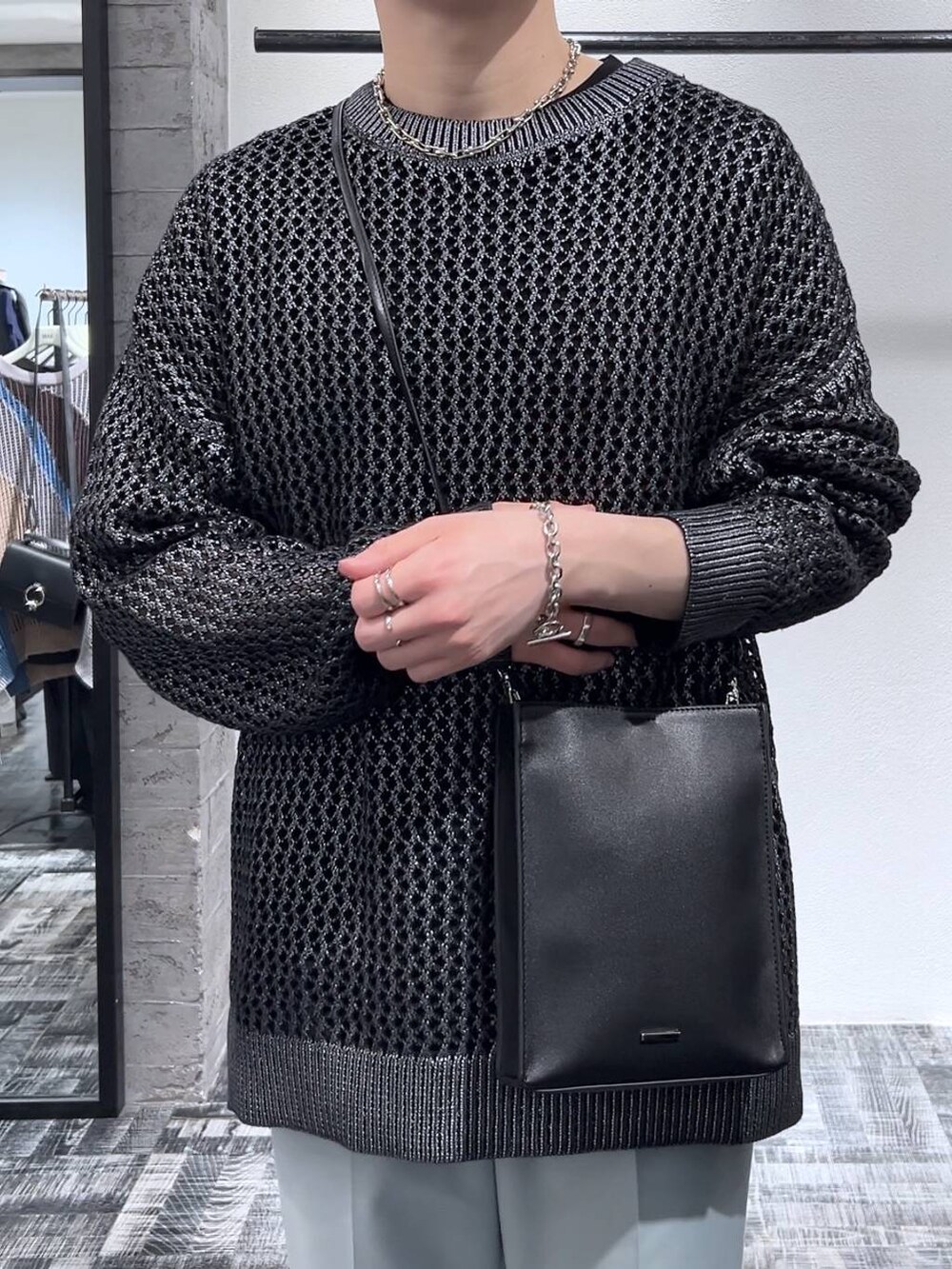 グリーン系のスラックス、ブラック系のTシャツ/カットソー、ブラック系のショルダーバッグを着用したメンズの春コーディネートの4枚目の写真