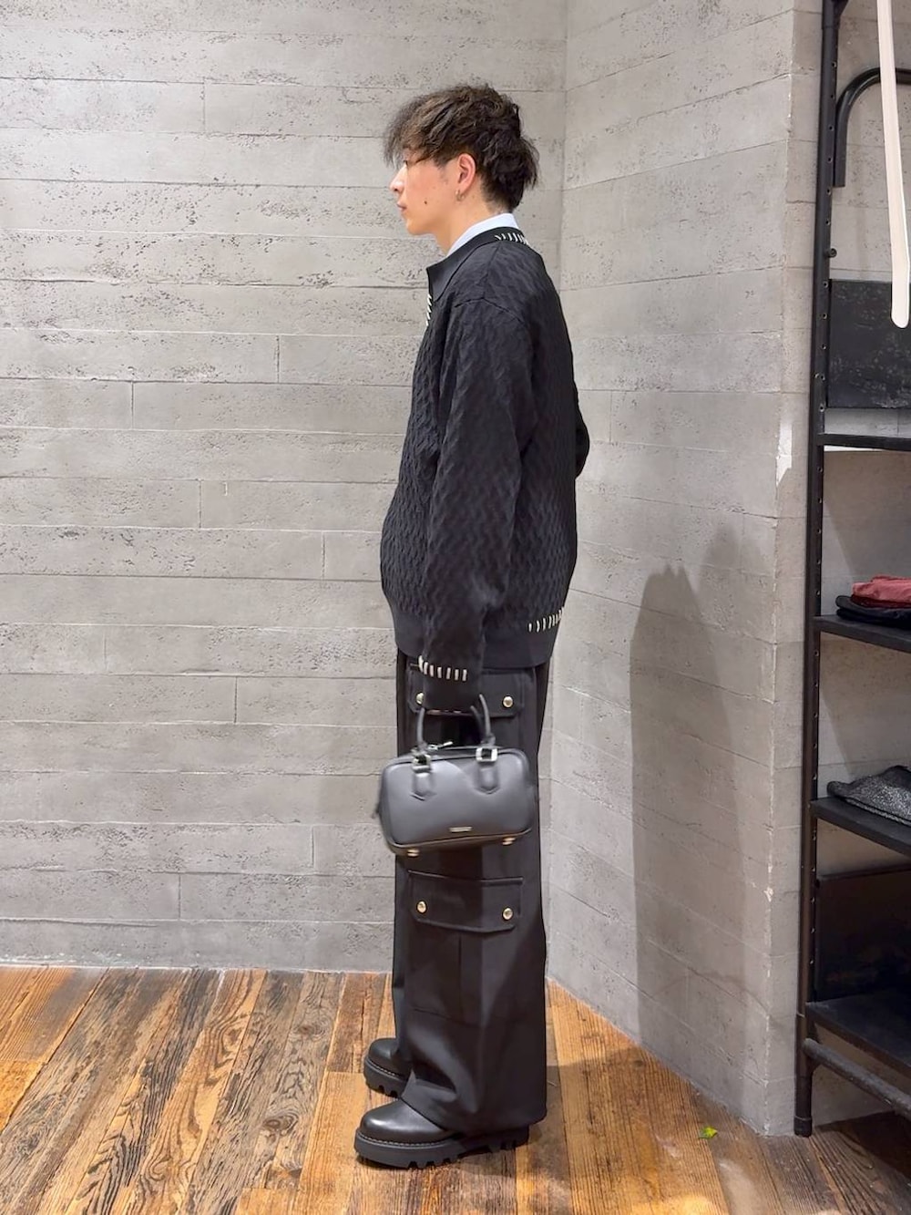 ブラック系のドレスシューズ、ブラック系のボストンバッグ、ブラック系のカーゴパンツを着用したメンズの秋コーディネートの4枚目の写真