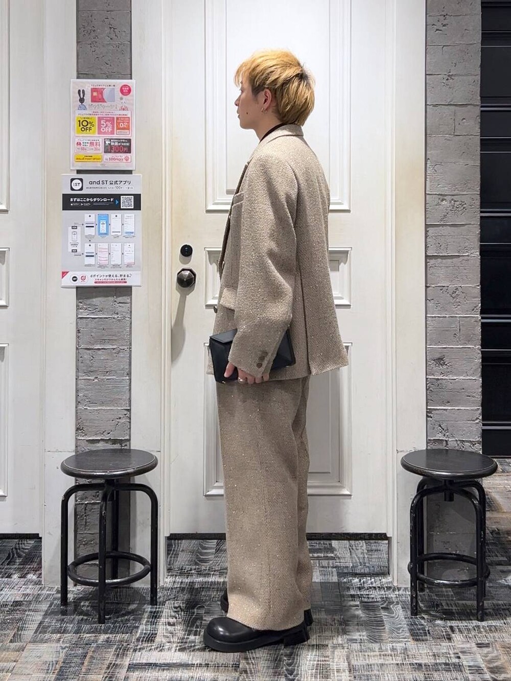 ブラック系のシャツ/ブラウス、ブラック系のドレスシューズ、ブラック系のショルダーバッグを着用したメンズの冬コーディネートの4枚目の写真