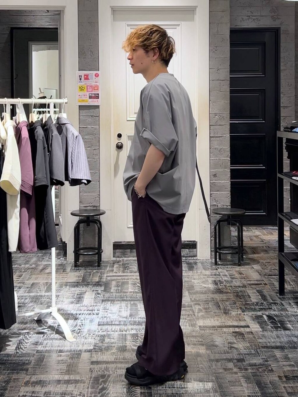 ブラック系のサンダル、グレー系のTシャツ/カットソー、ブラック系のショルダーバッグを着用したメンズの夏コーディネートの4枚目の写真