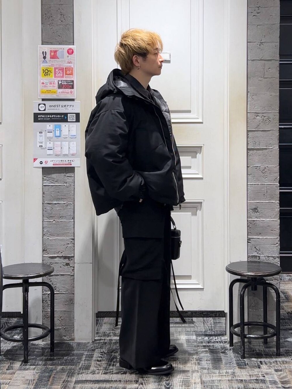 ブラック系のブルゾン、ブラック系のカーゴパンツ、ブラック系のショルダーバッグを着用したメンズの秋コーディネートの2枚目の写真