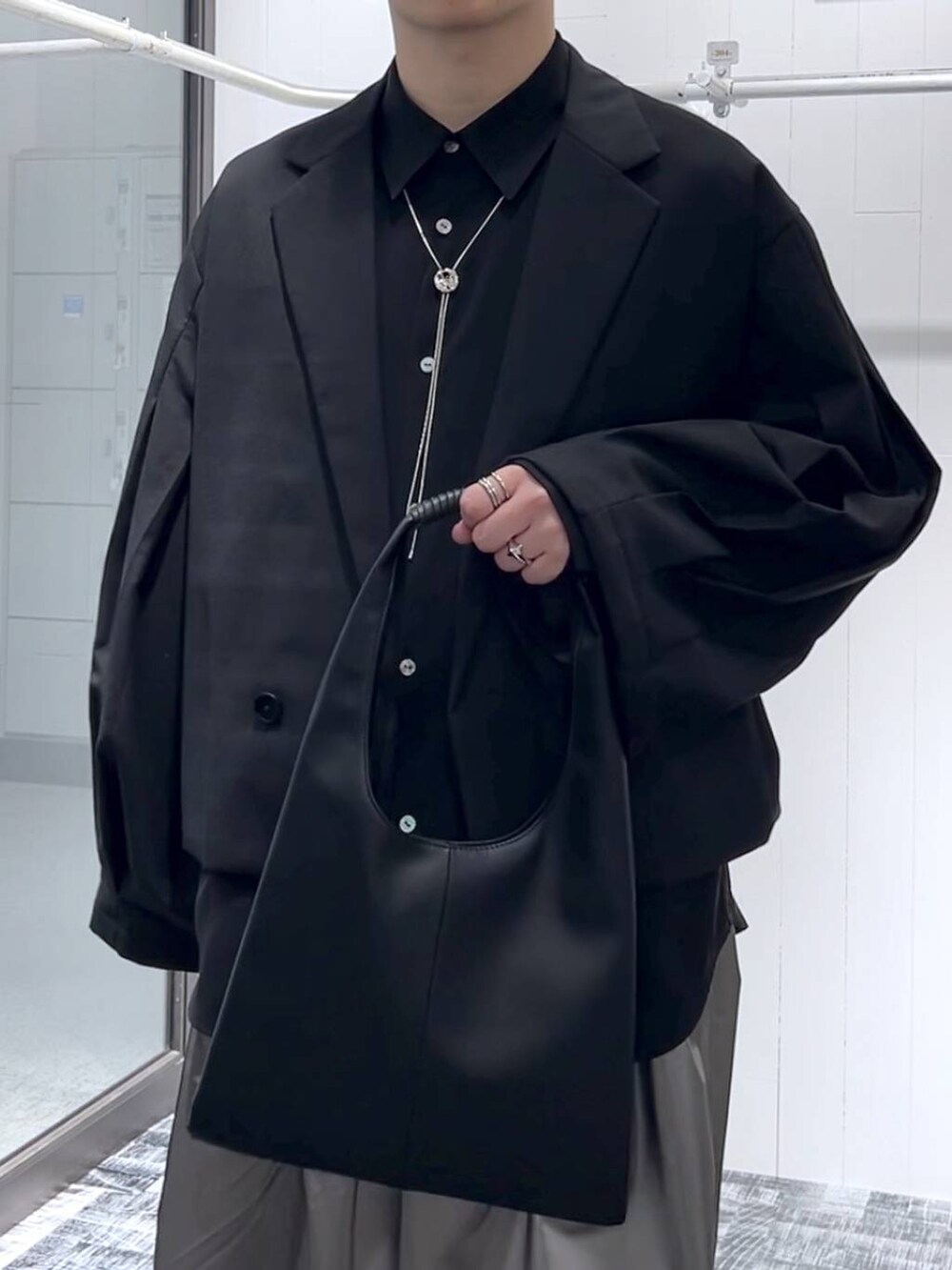 ブラック系のシャツ/ブラウス、ブラック系のドレスシューズ、ブラック系のトートバッグを着用したメンズの秋コーディネートの5枚目の写真