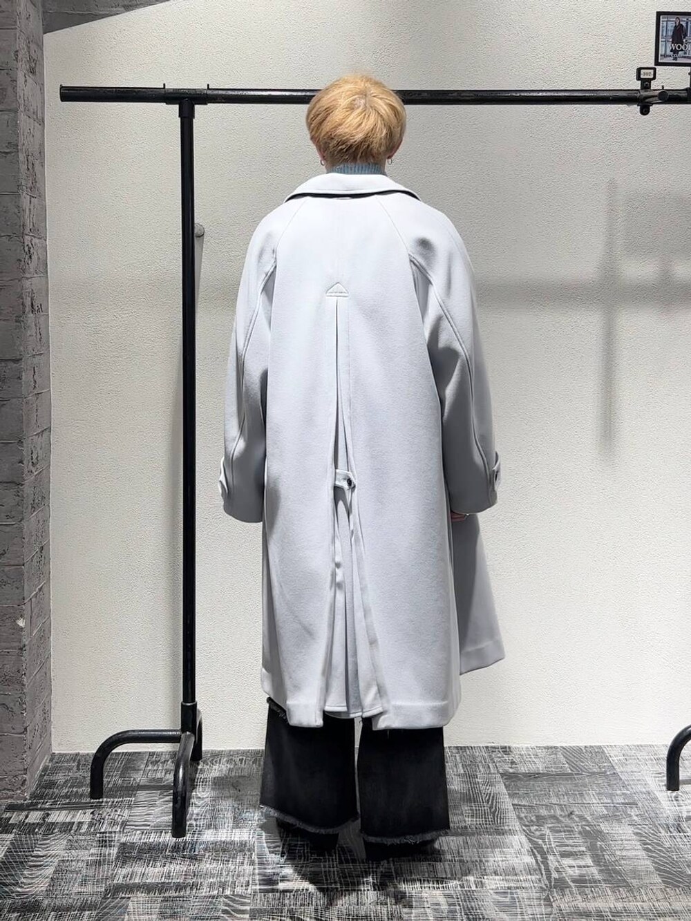 ブラック系のドレスシューズ、グレー系のステンカラーコート、ブラック系のショルダーバッグを着用したメンズの秋コーディネートの4枚目の写真