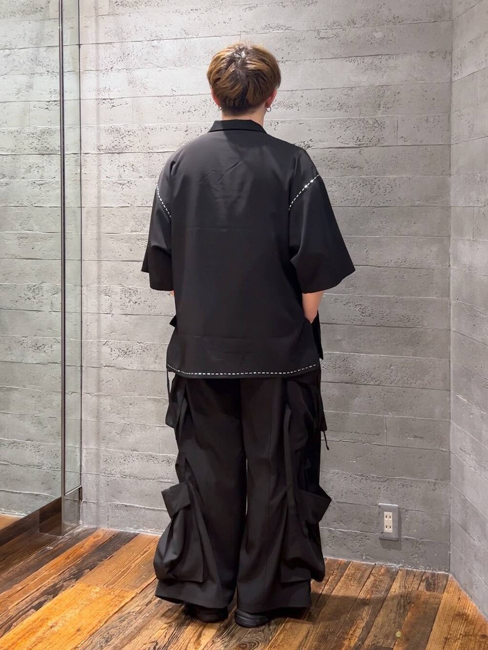 ブラック系のカーゴパンツ、ブラック系のシャツ/ブラウス、ブラック系のローファーを着用したメンズの夏コーディネートの3枚目の写真