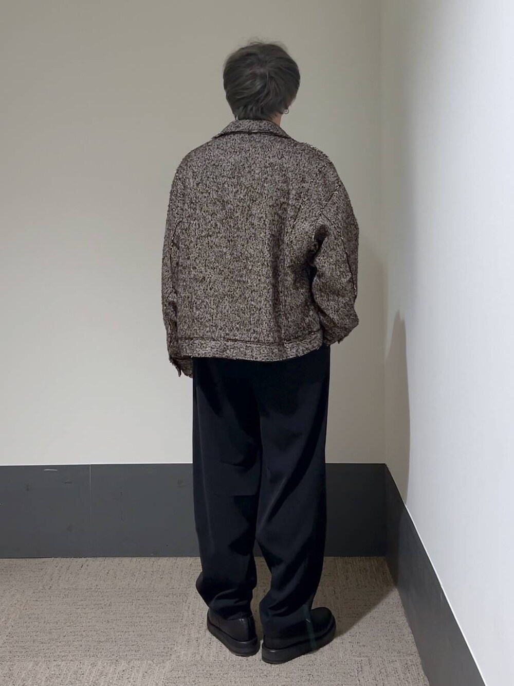 ブラウン系のブルゾン、ピンク系のシャツ/ブラウス、ブラック系のドレスシューズを着用したメンズの冬コーディネートの4枚目の写真