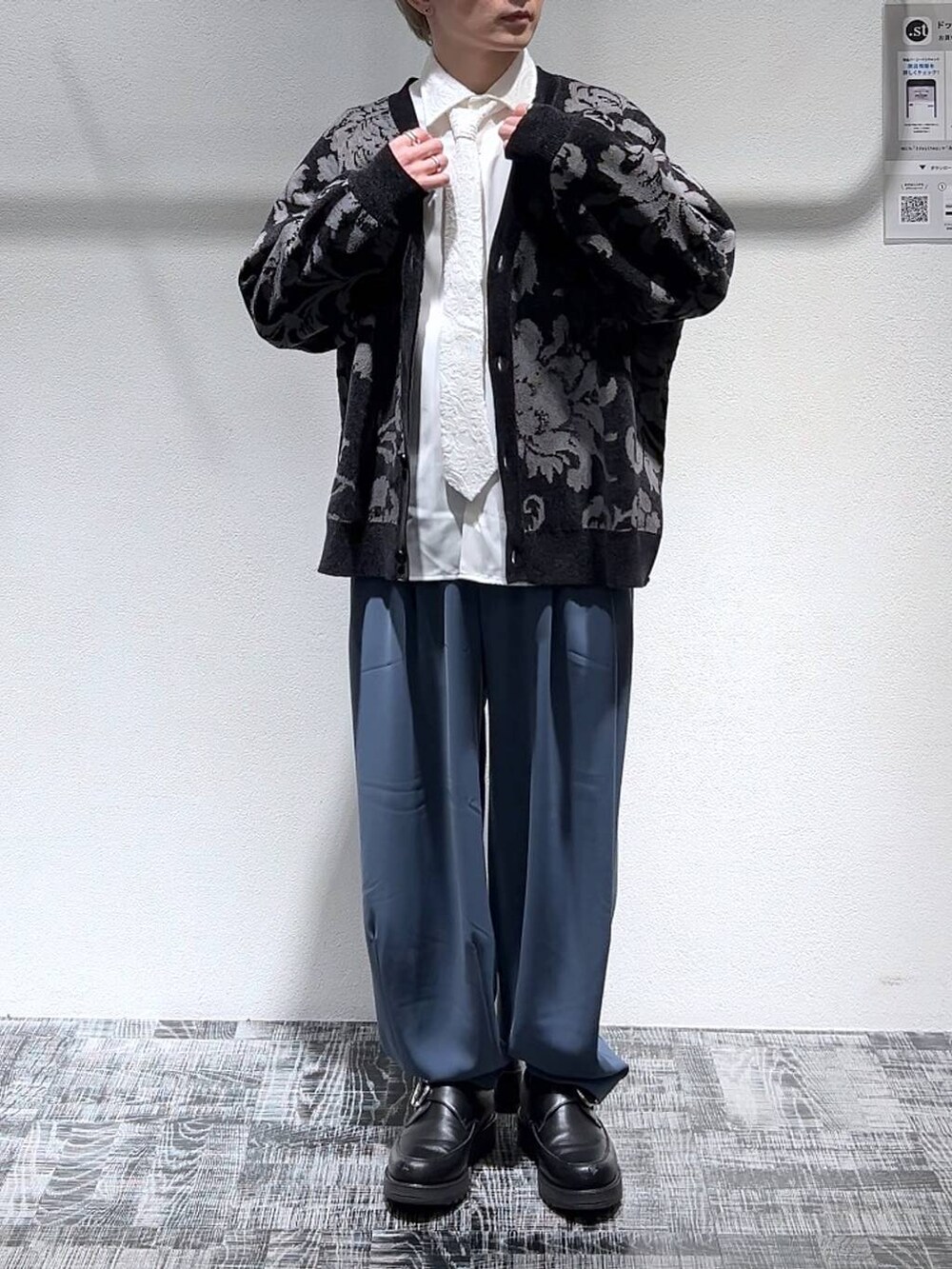 ホワイト系のシャツ/ブラウス、ブラック系のドレスシューズ、ブルー系のスラックスを着用したメンズの冬コーディネートの2枚目の写真