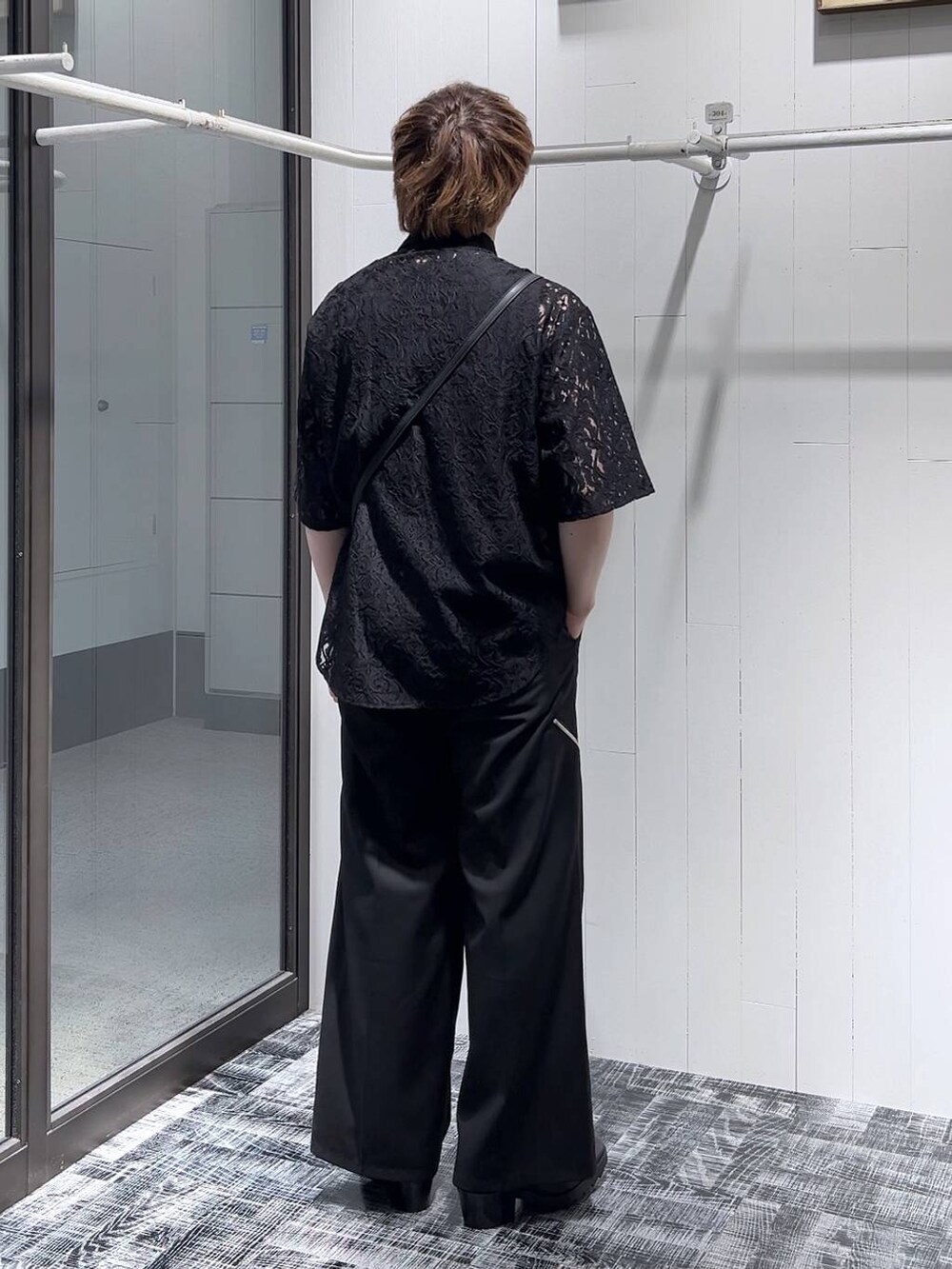 ブラック系のドレスシューズ、ブラック系のショルダーバッグ、ブラック系のシャツ/ブラウスを着用したメンズの春コーディネートの3枚目の写真