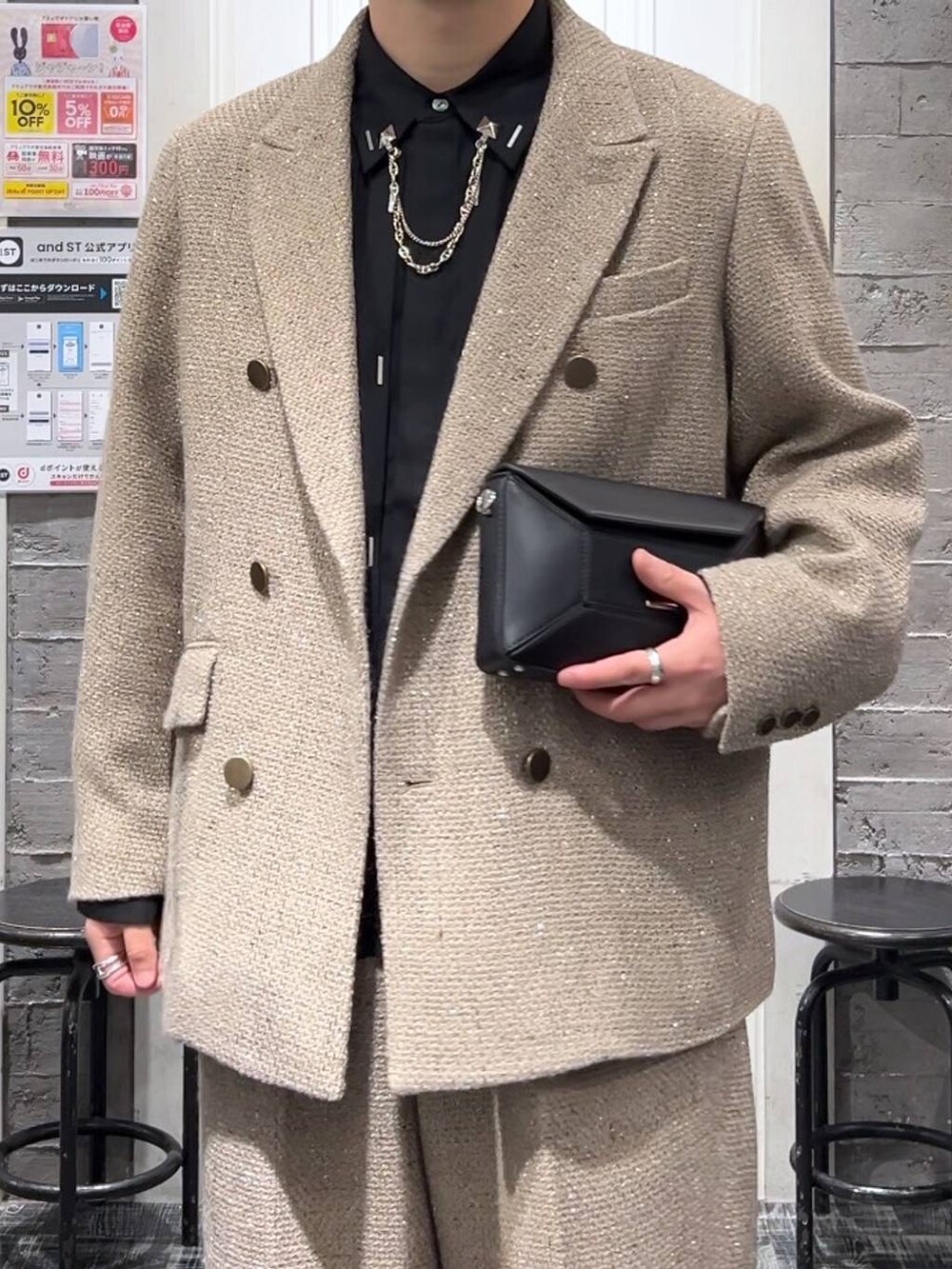 ブラック系のシャツ/ブラウス、ブラック系のドレスシューズ、ブラック系のショルダーバッグを着用したメンズの冬コーディネートの5枚目の写真