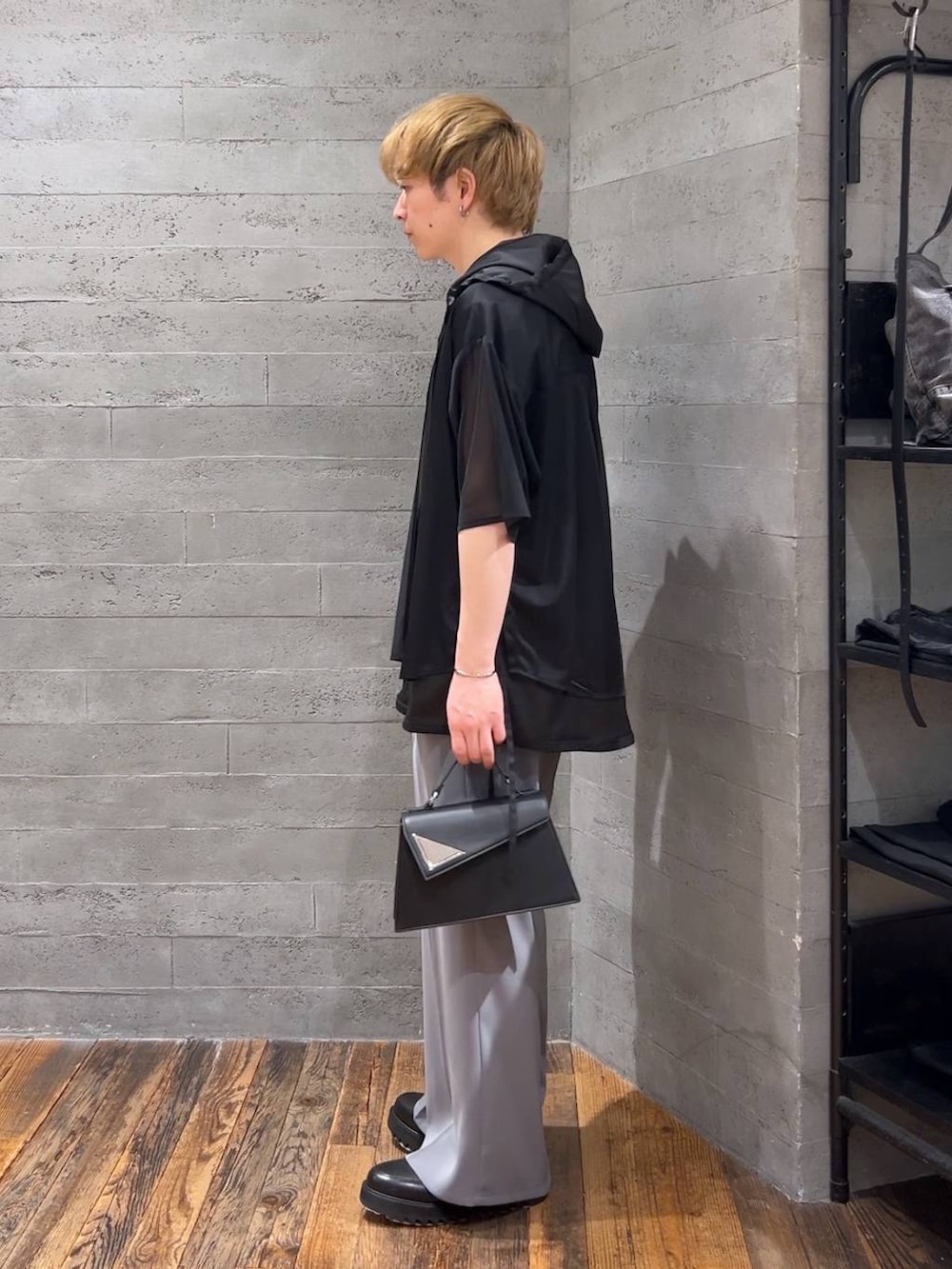 「モード、オーバーサイズ、HARE、ワイドパンツ、タンクトップ、シャツ、夏コーデ、低身長、きれいめ」|「HAREの【SET UP対応】TOROMIワイドパンツ(HARE)(スラックス、グレー系)」を使った、HARE もりたいさん(メンズ・168cm)の春コーディネートの4枚目の写真