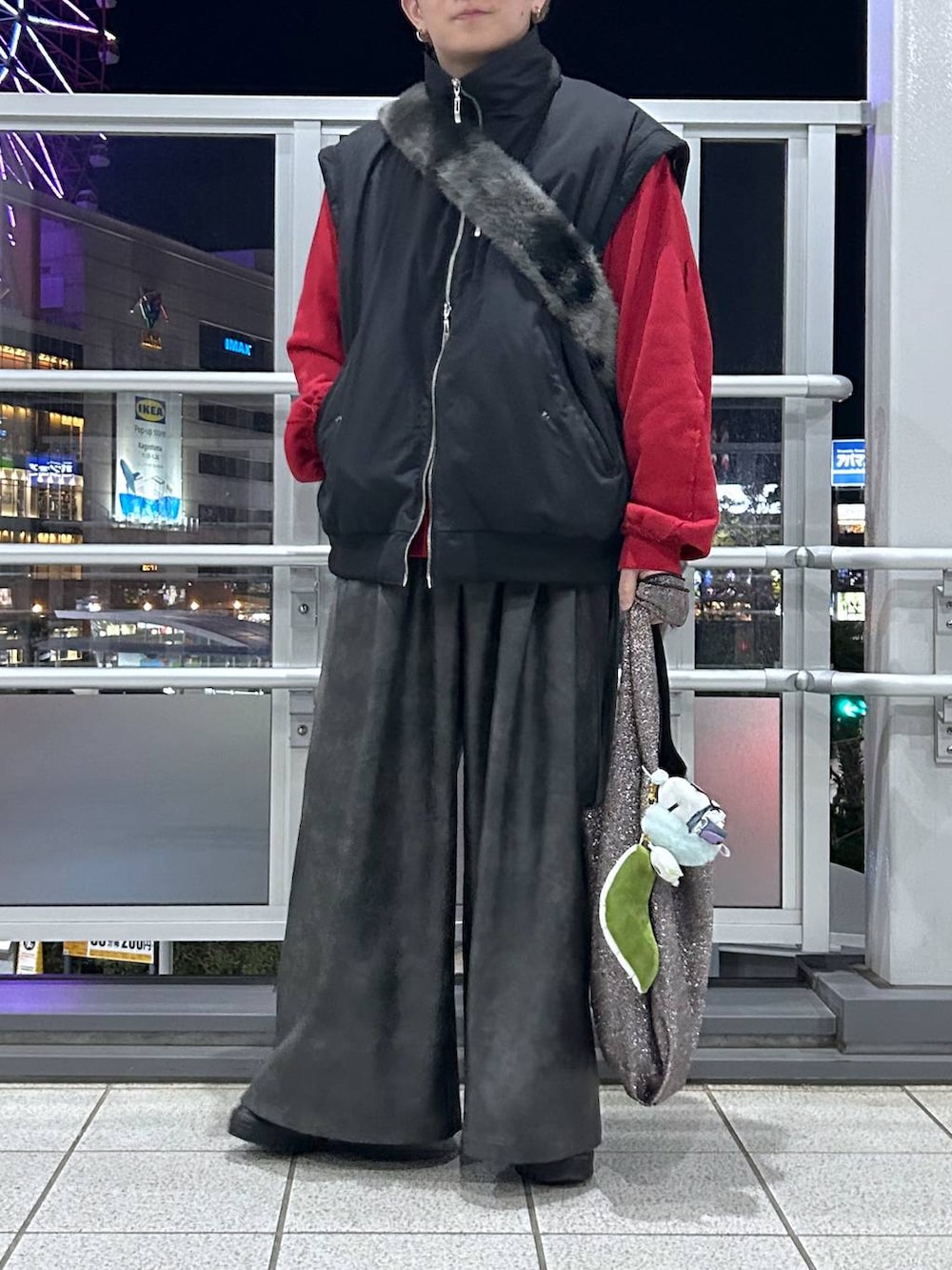 ブラック系のパーカー、グリーン系のニット/セーター、ブラック系のその他パンツを着用したメンズの冬コーディネートの6枚目の写真