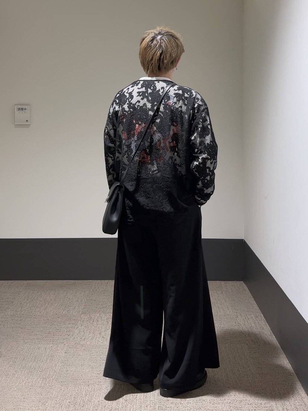 その他のTシャツ/カットソー、ブラック系のTシャツ/カットソー、ブラック系のドレスシューズを着用したメンズの春コーディネートの4枚目の写真