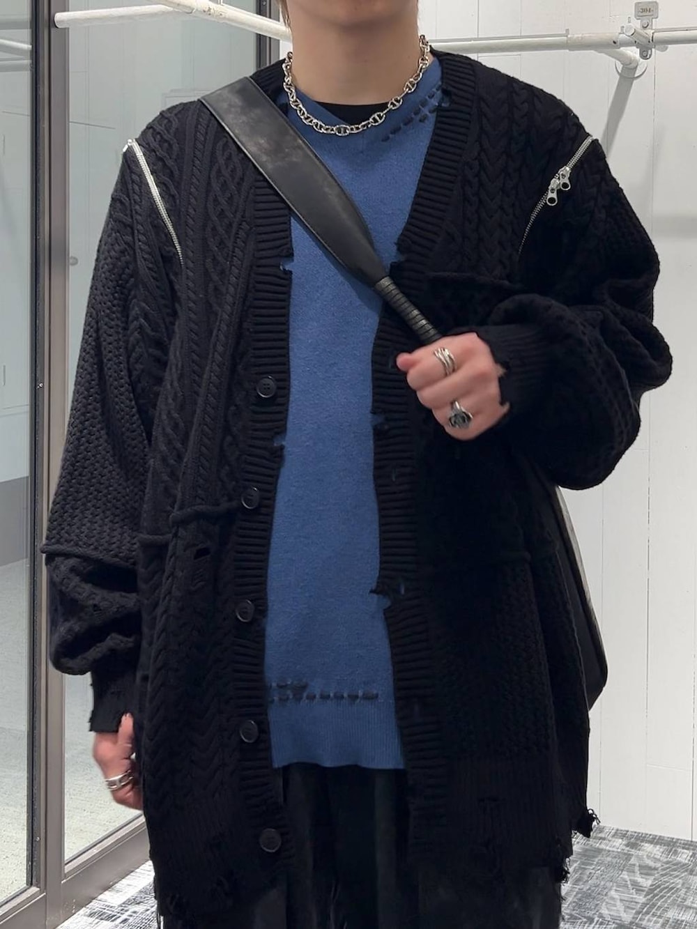 ブラック系のカーディガン/ボレロ、ブラック系のその他パンツ、ブラック系のドレスシューズを着用したメンズの春コーディネートの5枚目の写真