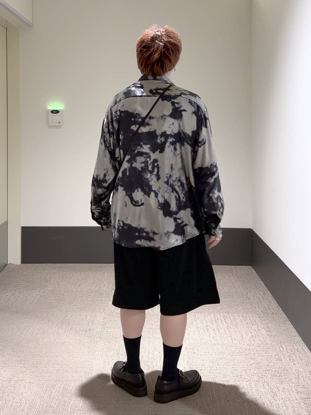 ブラック系のその他パンツ、ブラック系のシャツ/ブラウス、ブラック系のショルダーバッグを着用したメンズの春コーディネートの4枚目の写真