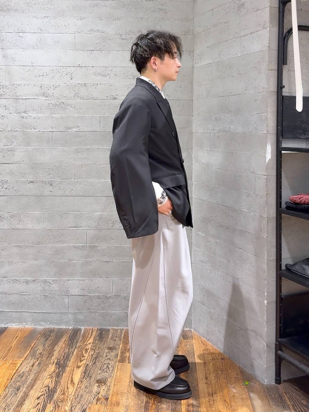 ブラック系のネクタイ、ブラック系のローファー、ブラック系のテーラードジャケットを着用したメンズの秋コーディネートの2枚目の写真