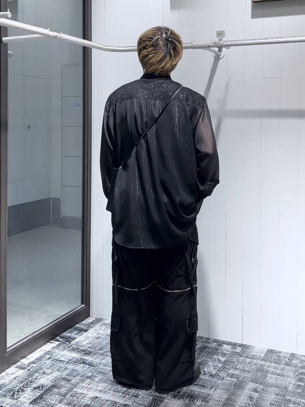 ブラック系のカーゴパンツ、ブラック系のショルダーバッグ、ブラック系のドレスシューズを着用したメンズの春コーディネートの4枚目の写真