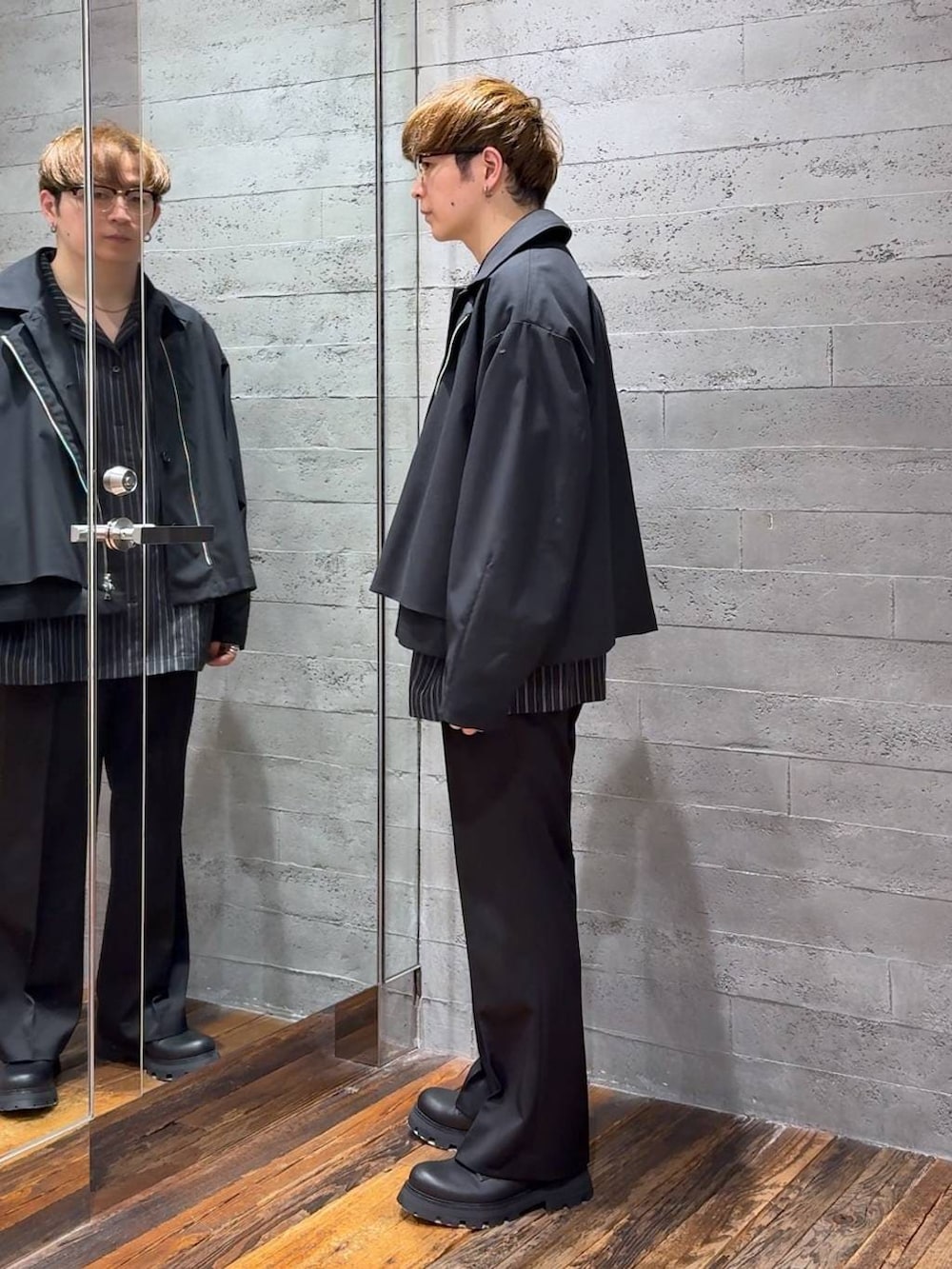 ブラック系のスラックス、ブラック系のブルゾン、ブラック系のシャツ/ブラウスを着用したメンズの春コーディネートの4枚目の写真