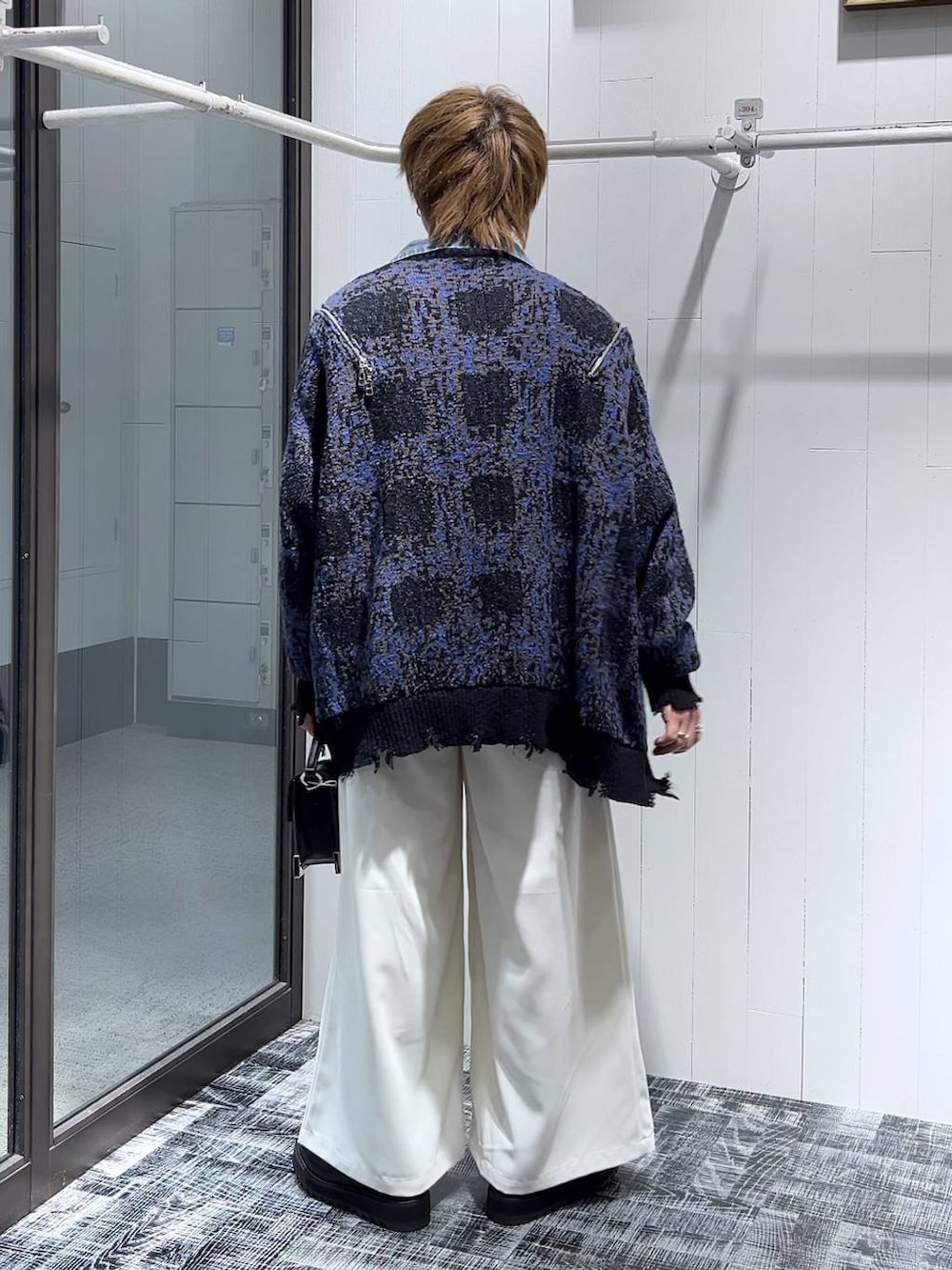 ブルー系のカーディガン/ボレロ、ブラック系のショルダーバッグ、ブルー系のシャツ/ブラウスを着用したメンズの春コーディネートの3枚目の写真
