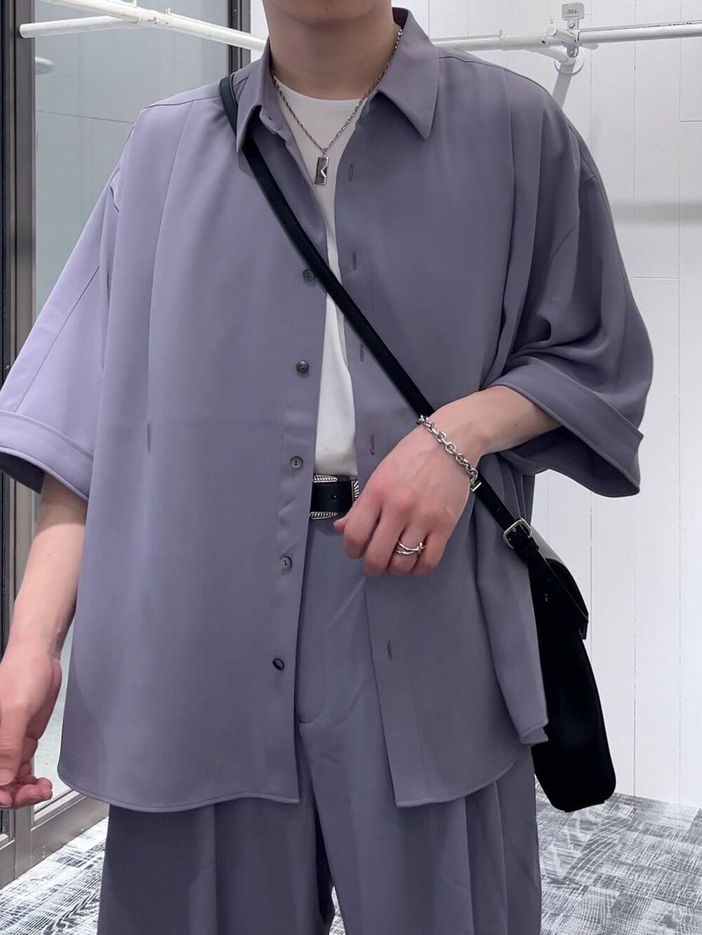 パープル系のシャツ/ブラウス、ホワイト系のTシャツ/カットソー、ブラック系のドレスシューズを着用したメンズの春コーディネートの4枚目の写真