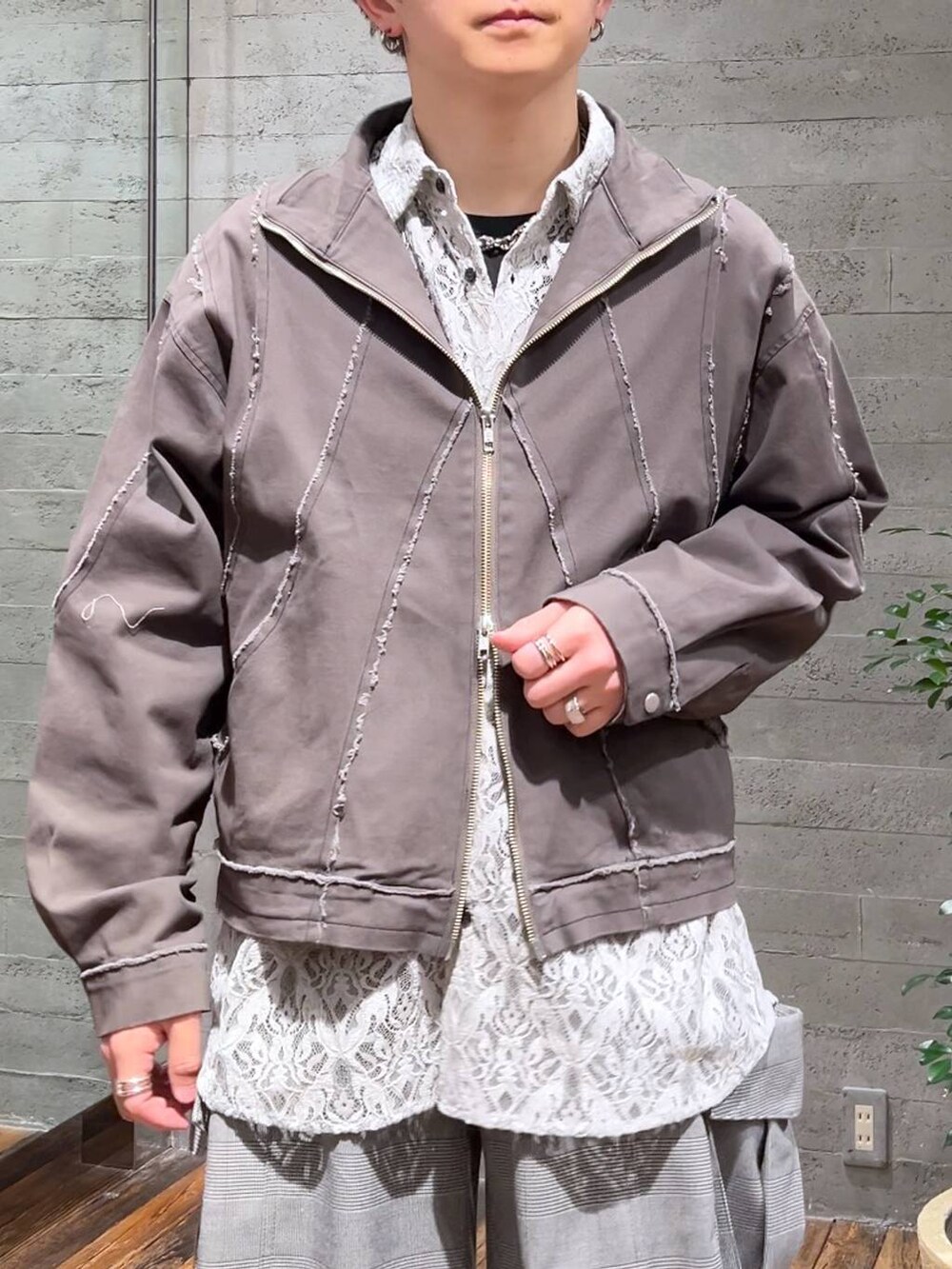 ブラック系のドレスシューズ、グレー系のシャツ/ブラウス、その他のカーゴパンツを着用したメンズの春コーディネートの5枚目の写真