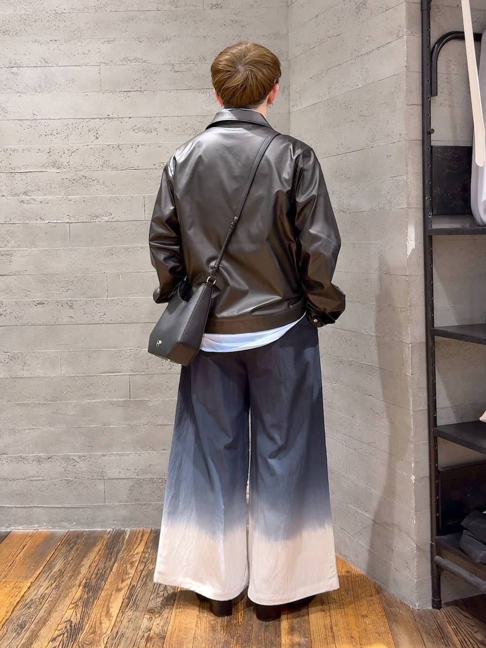 ブラック系のブーツ、ブラック系のその他パンツ、ブラック系のショルダーバッグを着用したメンズの春コーディネートの3枚目の写真