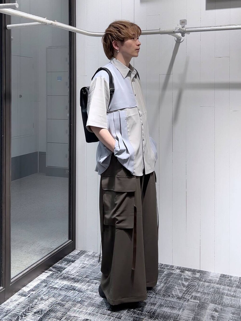 ブラウン系のカーゴパンツ、ブラック系のショルダーバッグ、グレー系のシャツ/ブラウスを着用したメンズの春コーディネートの3枚目の写真