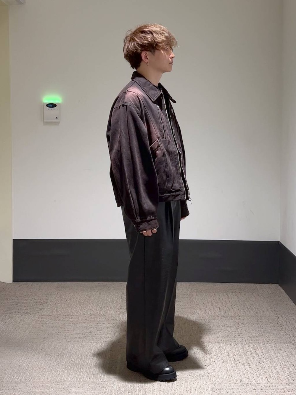 ブラック系のその他パンツ、レッド系のデニムジャケット、ブラック系のTシャツ/カットソーを着用したメンズの秋コーディネートの2枚目の写真