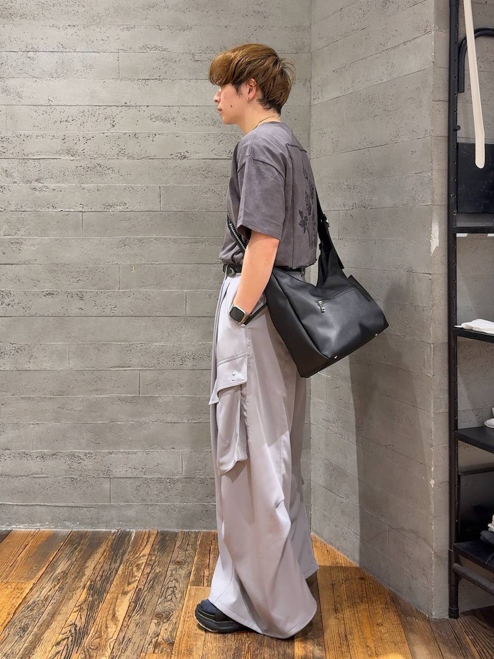 ブラック系のサンダル、グレー系のカーゴパンツ、ブラック系のショルダーバッグを着用したメンズの春コーディネートの4枚目の写真