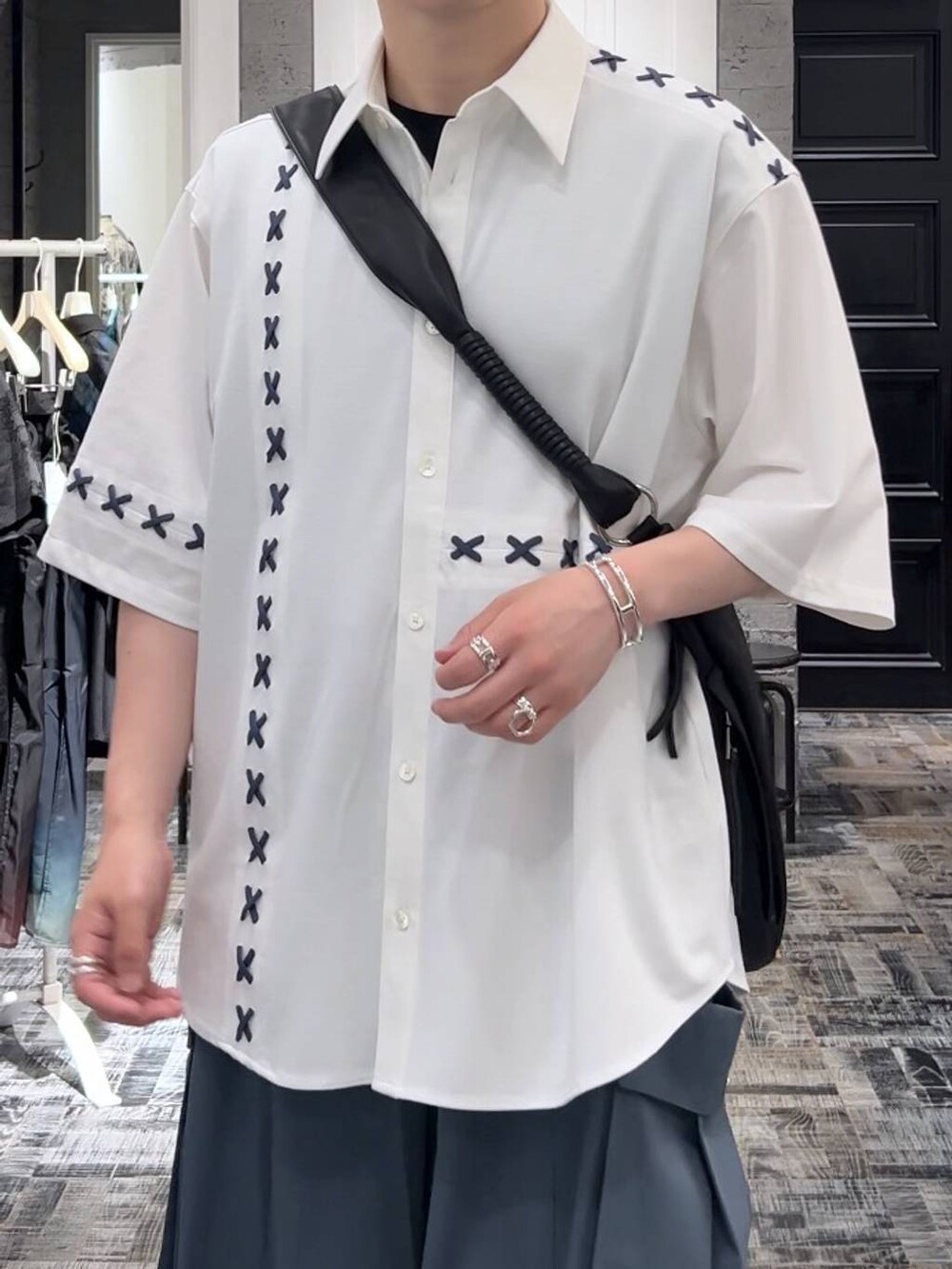 「低身長、きれいめ、オーバーサイズ、HARE、シャツ、ワイドパンツ、カジュアル、サンダル、ショルダーバッグ」｜「HAREのダブルポケットカーゴパンツ(HARE)（カーゴパンツ、ブルー系）」を使った、HARE     もりたいさん（メンズ・168cm）の夏コーディネートの4枚目の写真