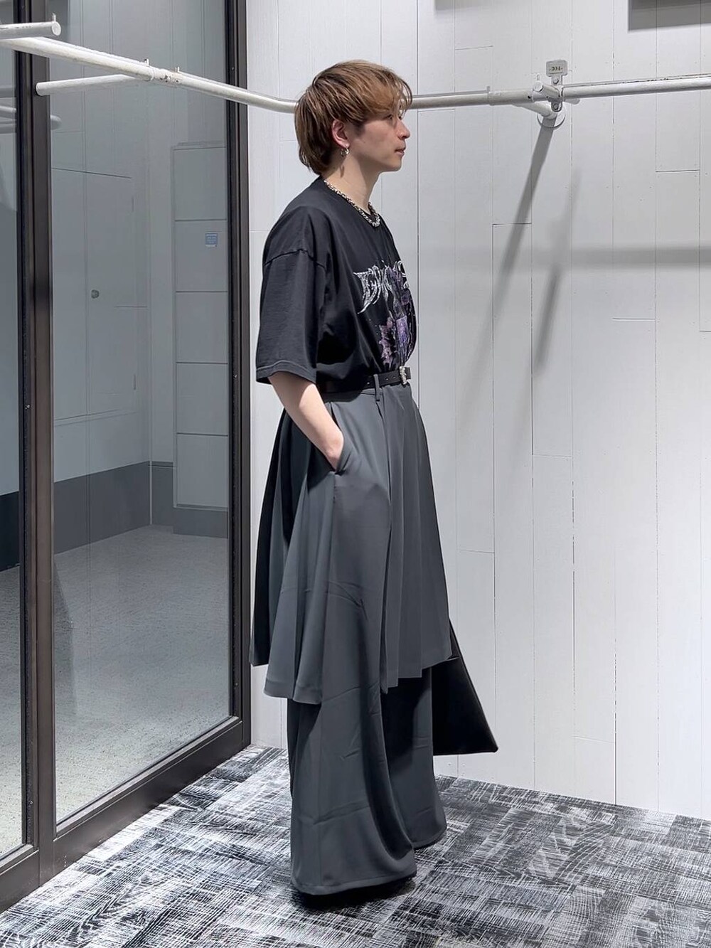ブラック系のサンダル、ブラック系のTシャツ/カットソー、ブラック系のトートバッグを着用したメンズの春コーディネートの3枚目の写真