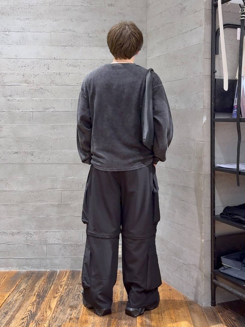ブラック系のTシャツ/カットソー、ブラック系のトートバッグ、ブラック系のサンダルを着用したメンズの夏コーディネートの3枚目の写真